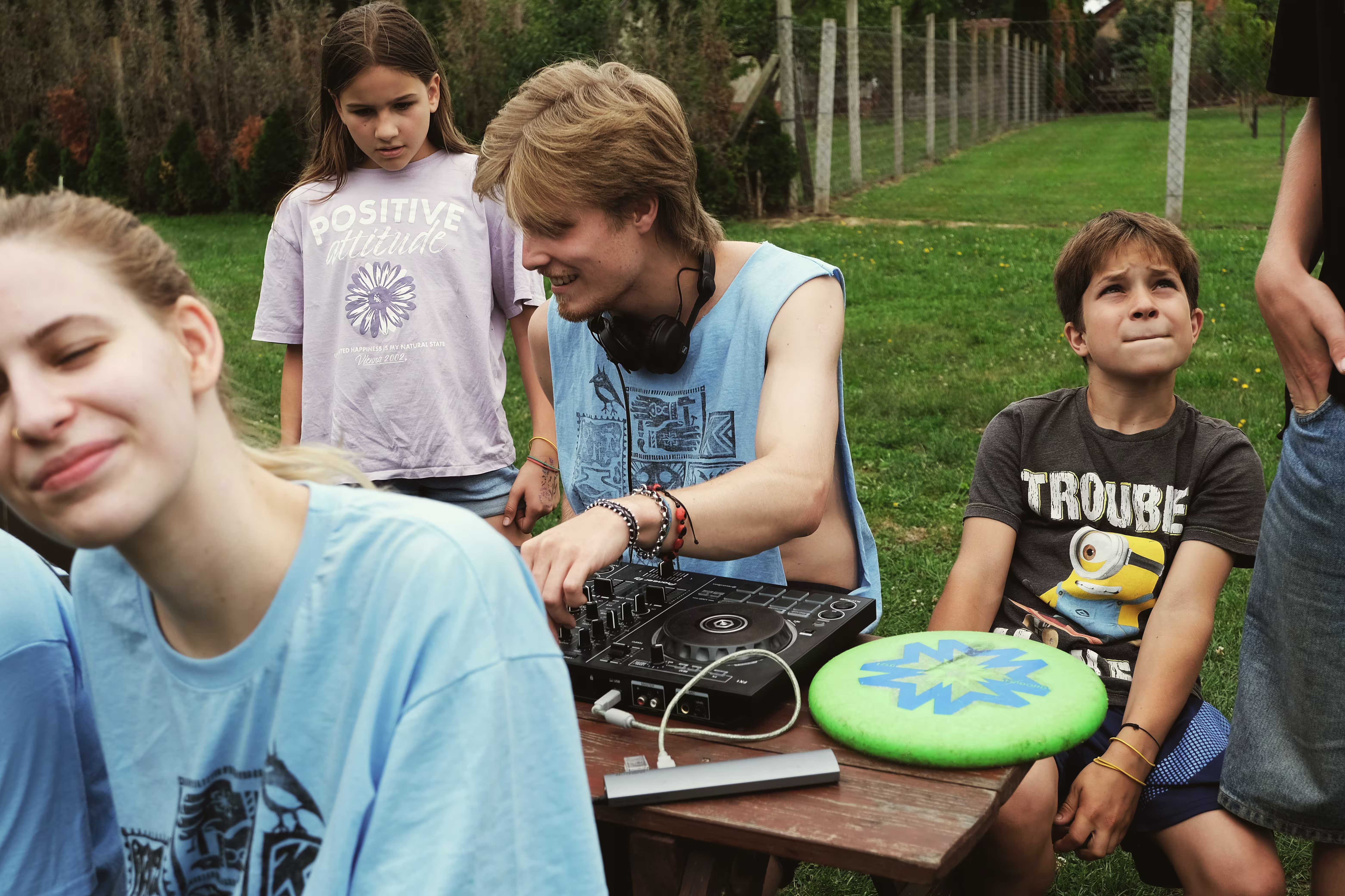 /src/assets/uploads/w (83).avif