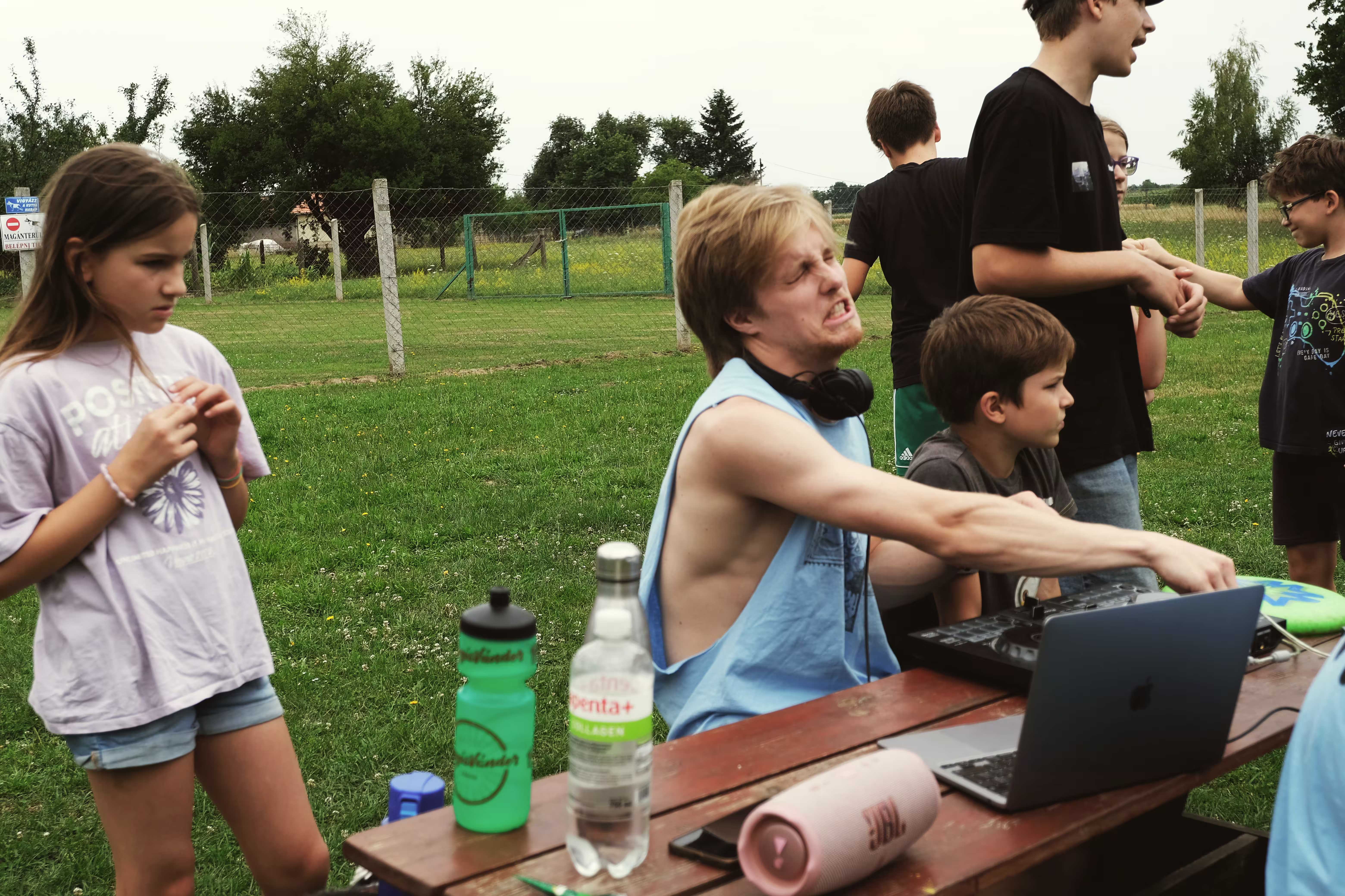 /src/assets/uploads/w (84).avif